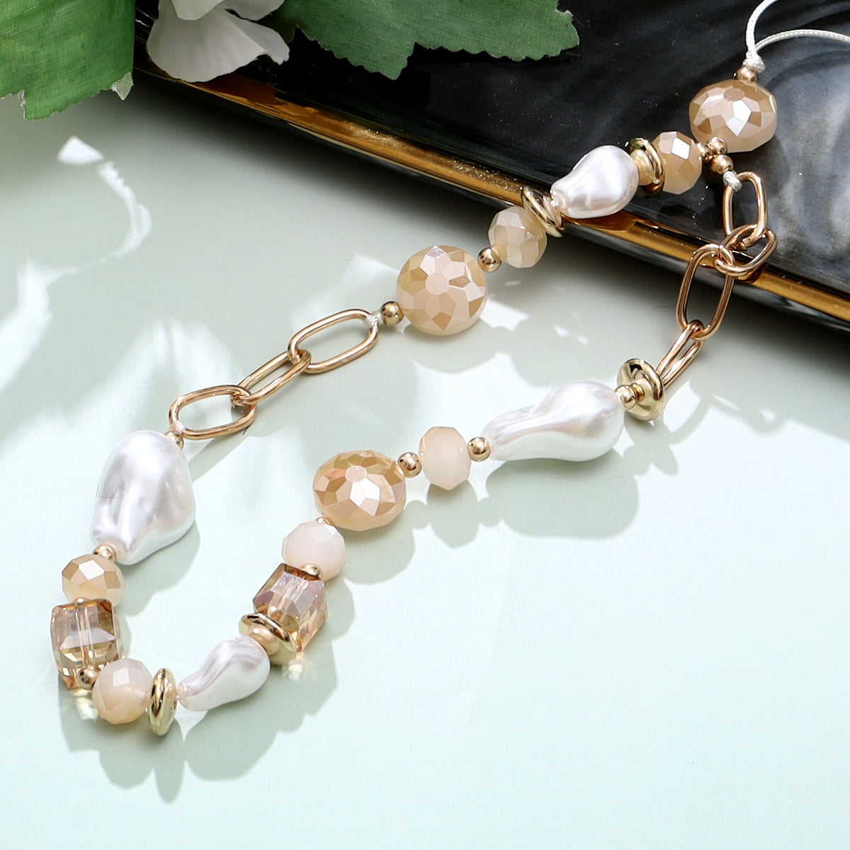 Casemania Universal Phone Chain - Gold-Coloured Links & Baroque Pearls - Wrist Strap with Champagne Beads - Wristlet Charm Strap - Sturdy Mobile Armband