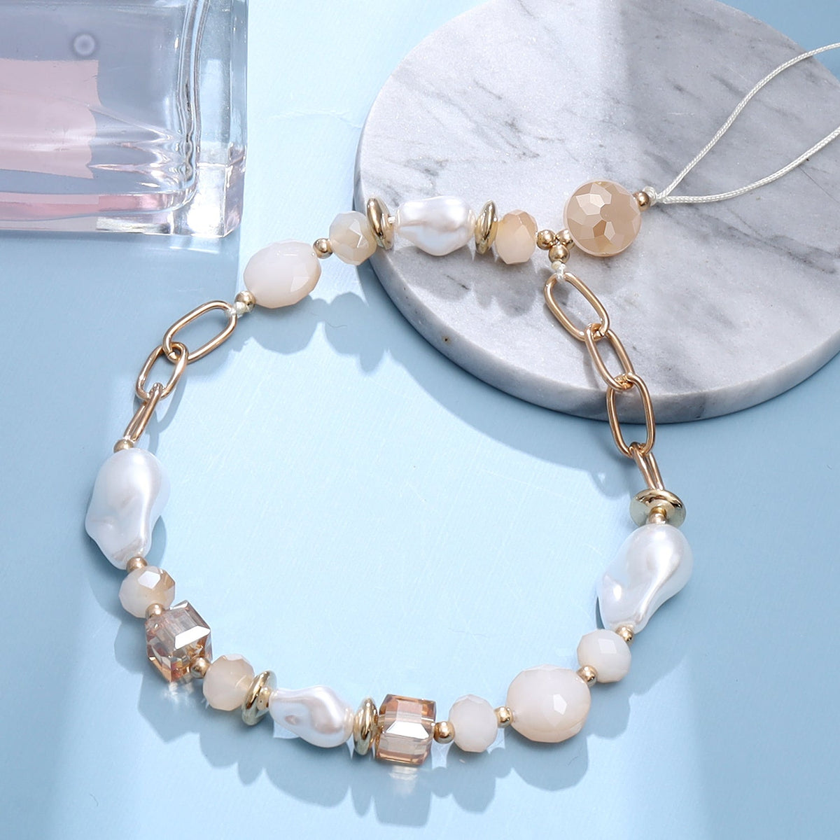 Casemania Universal Phone Chain - Gold-Coloured Links & Baroque Pearls - Wrist Strap with Champagne Beads - Wristlet Charm Strap - Sturdy Mobile Armband