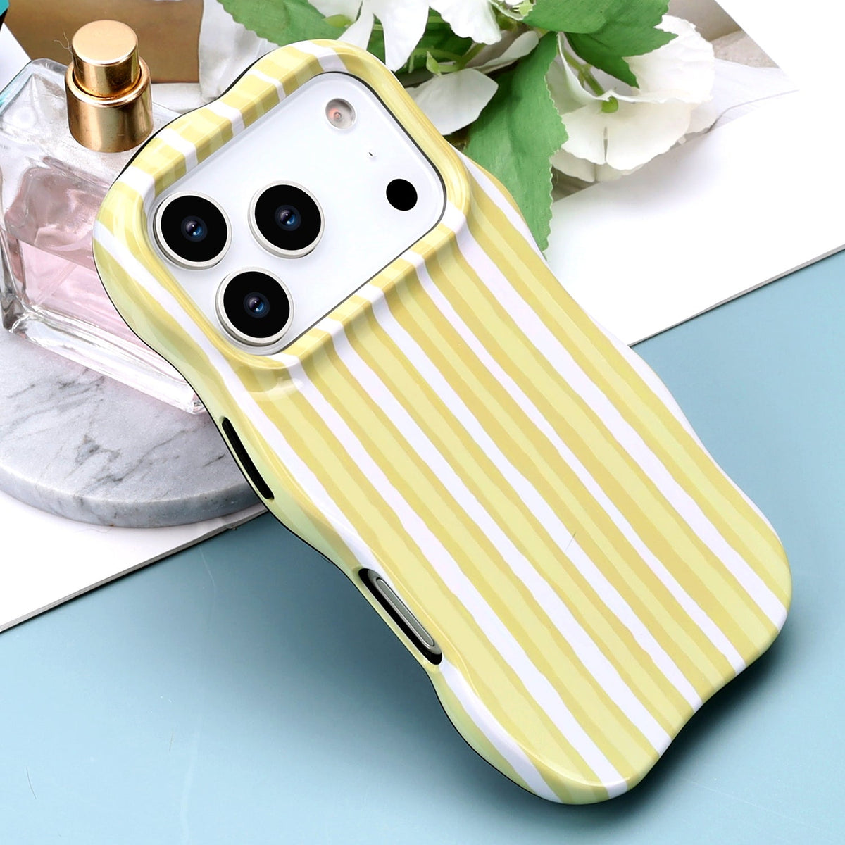 Apple iPhone 17 Pro Hoesje - Geel - Wave Edge Back Cover
