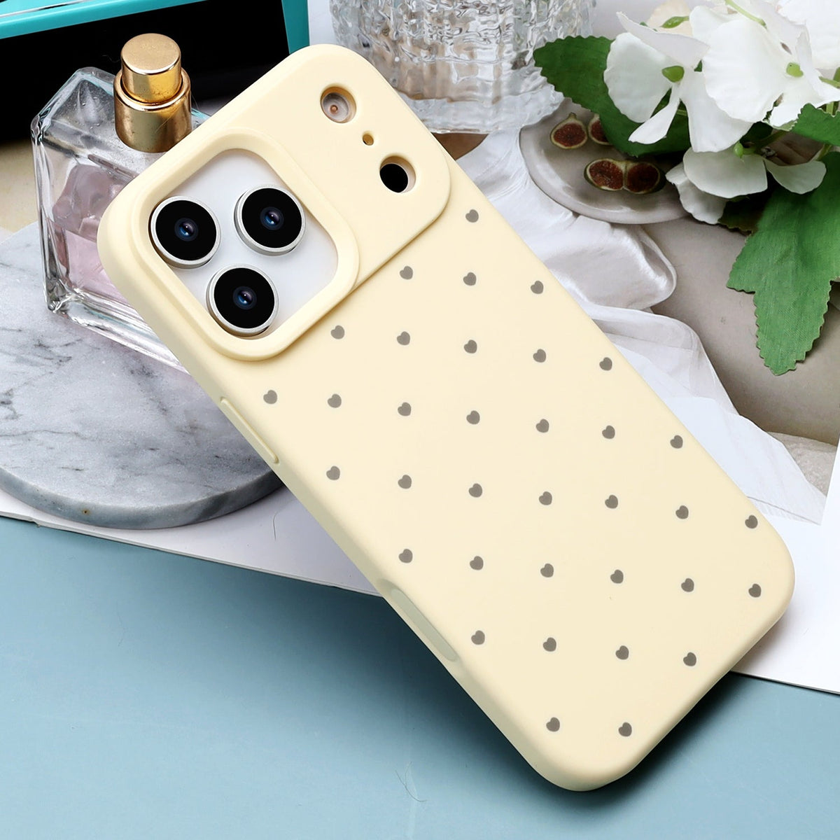 Apple iPhone 17 Pro Hoesje - Geel - Hartjes Back Cover