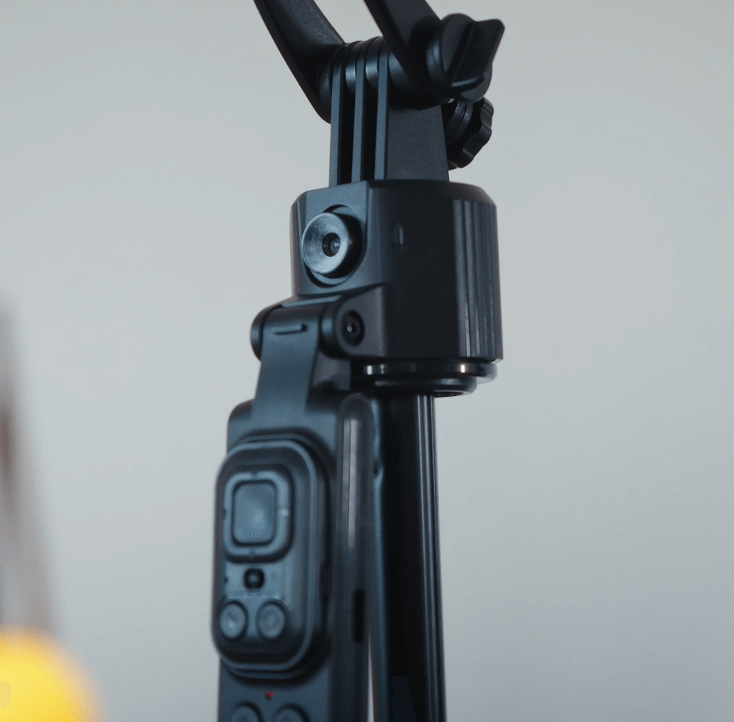 Close-up of AI Telefoon Statief with control panel and adjustable mount for seamless filming.