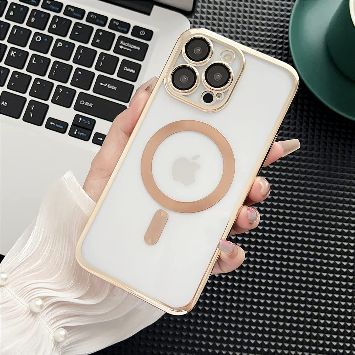 Apple iPhone 14 Pro Max Hoesje - Goud - Siliconen MagSafe Back Cover