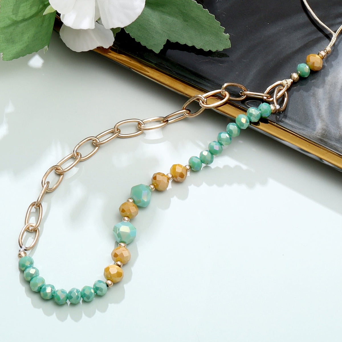 Casemania Universal Phone Chain - Gold-Coloured Links & Green Faceted Beads - Wrist Strap with Beads - Wristlet Strap - Sturdy Mobile Armband