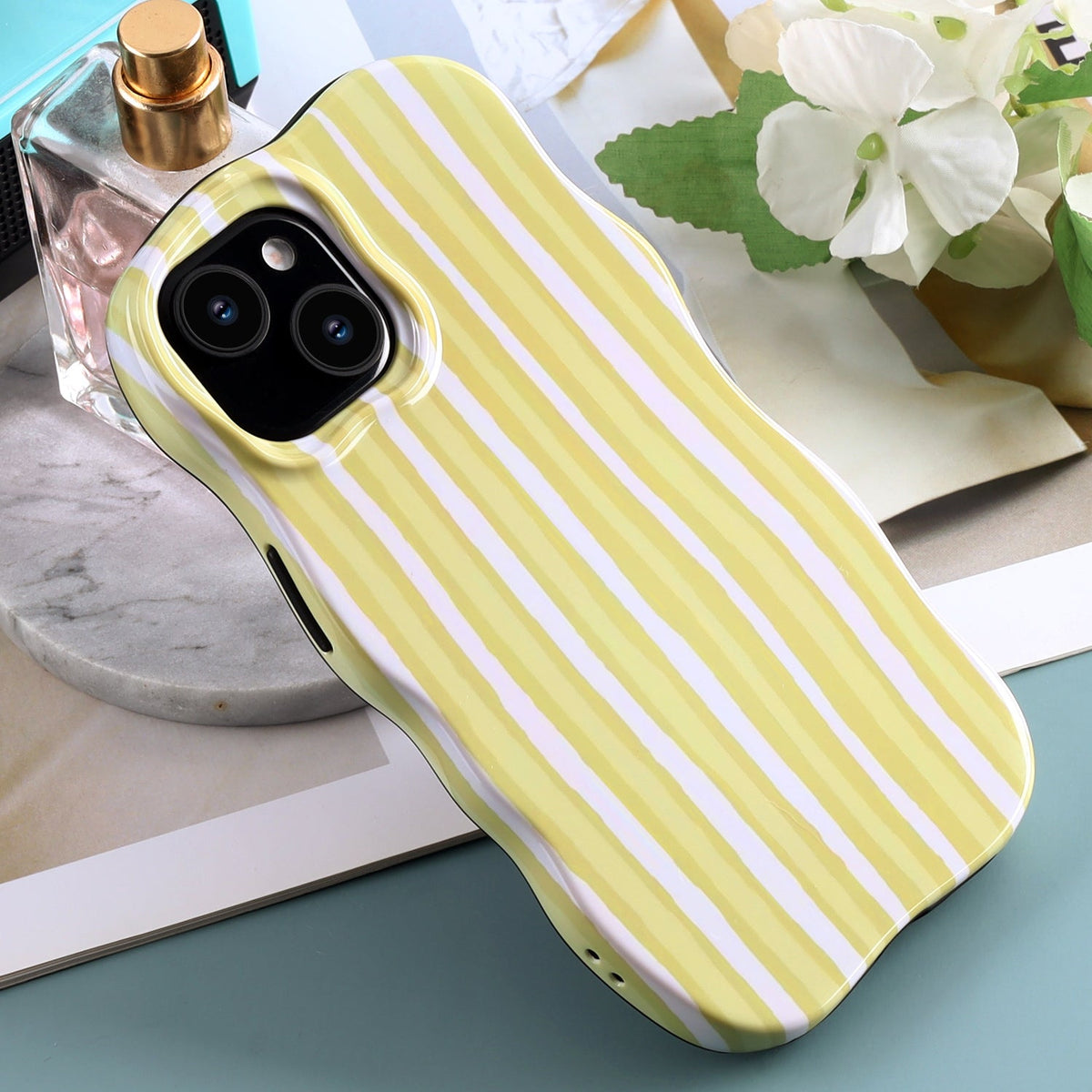 Apple iPhone 15 Hoesje - Geel - Wave Edge Back Cover