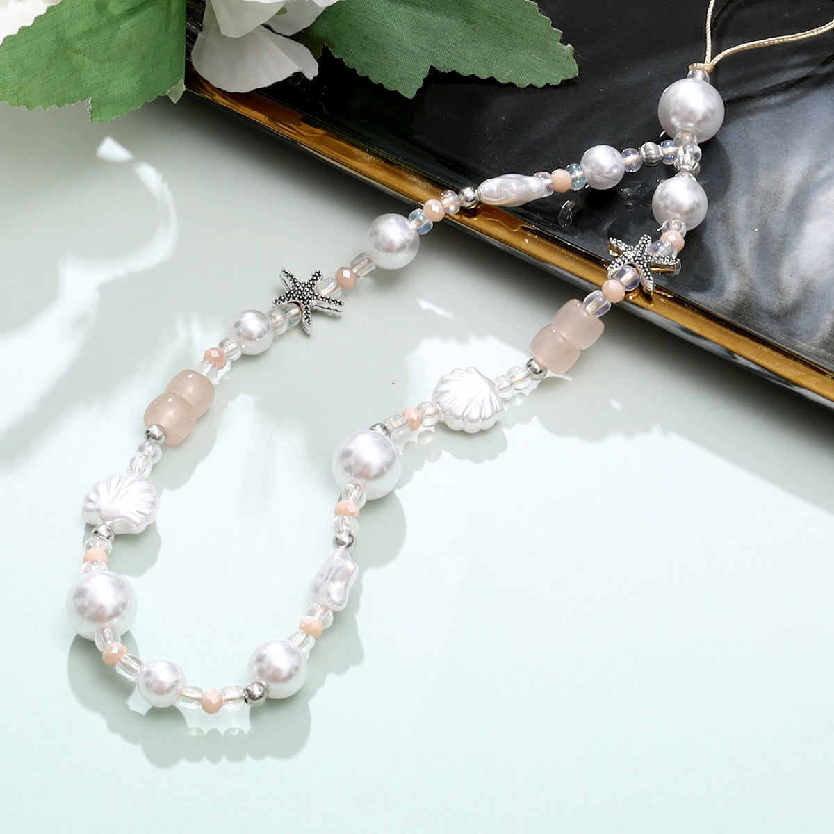 Casemania Universele Telefoonketting - Oceaan Design - Wristlet Charm Strap - Polsband met Parels, Zeesterren en Schelpen - Stevige Mobiele Armband