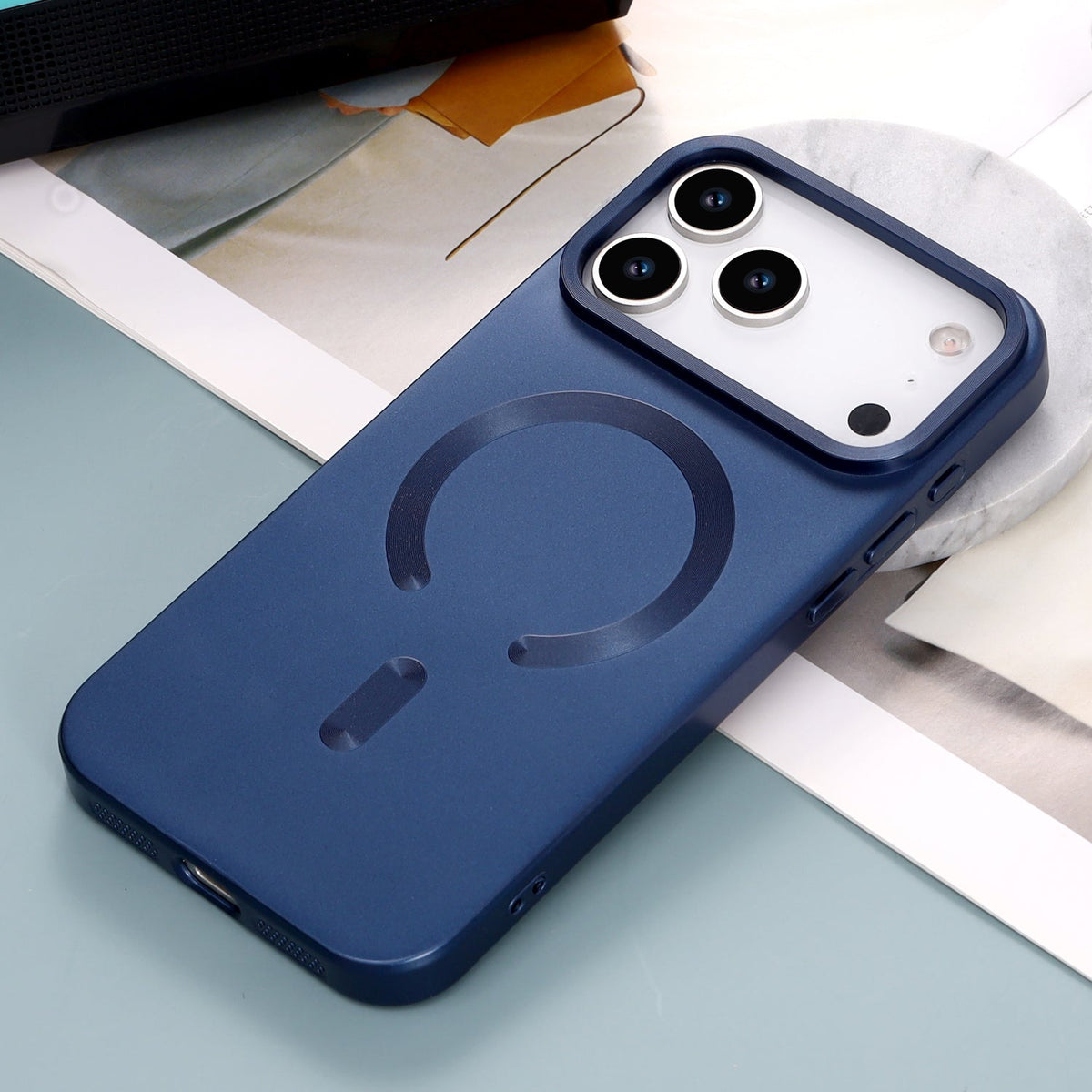 Apple iPhone 17 Pro Hoesje - Donker Blauw - Matte Siliconen MagSafe Back Cover
