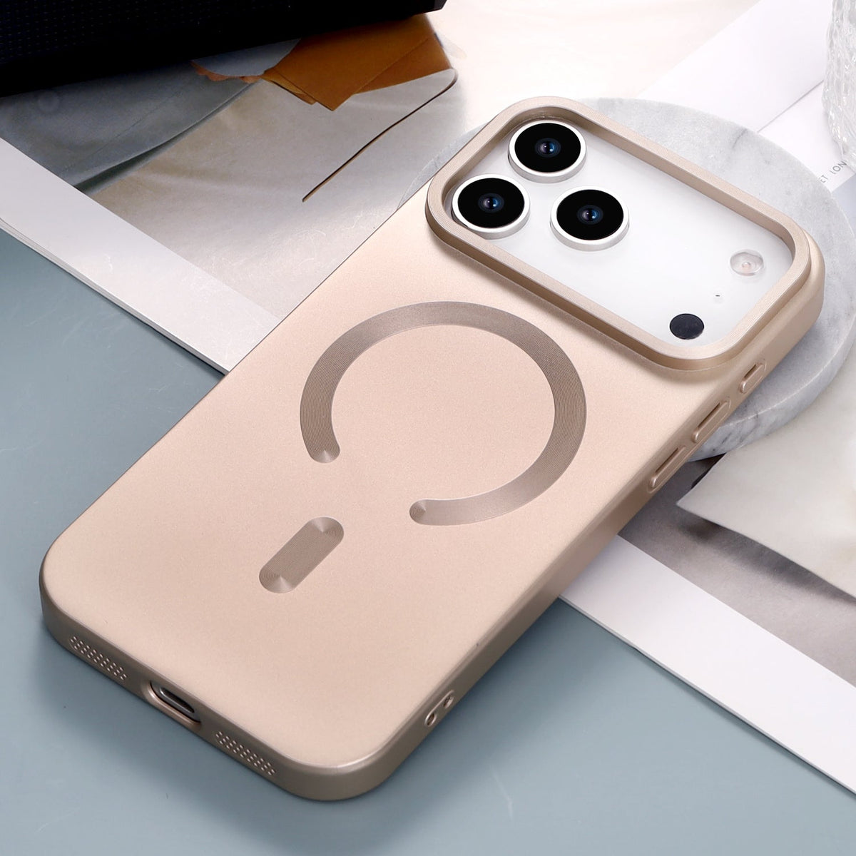 Apple iPhone 17 Pro Max Hoesje - Goud - Matte Siliconen MagSafe Back Cover