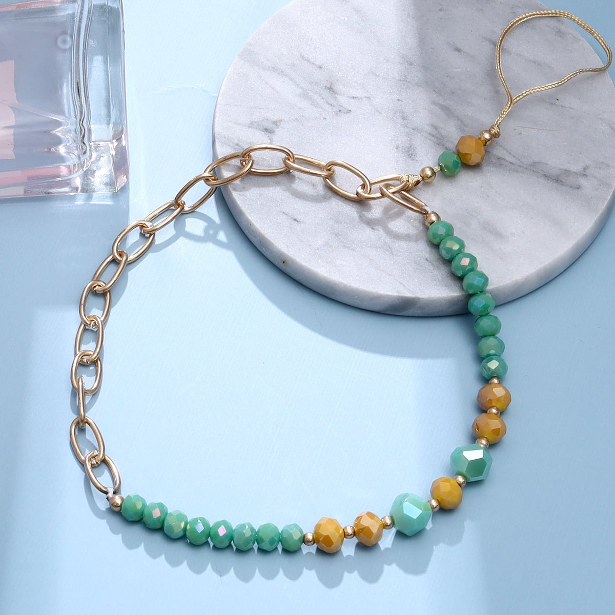 Casemania Universal Phone Chain - Gold-Coloured Links & Green Faceted Beads - Wrist Strap with Beads - Wristlet Strap - Sturdy Mobile Armband