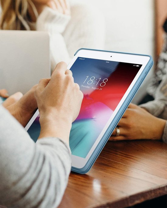 Apple iPad 6 9.7 (2018) Tablethoes - Licht Blauw - Smart Cover