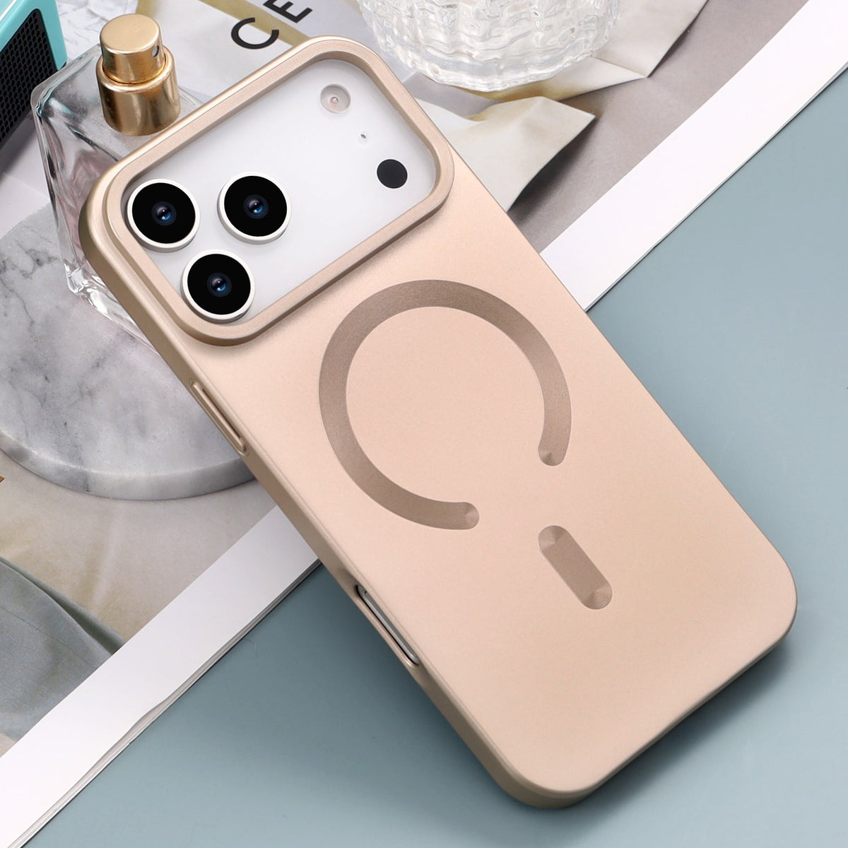 Apple iPhone 17 Pro Max Hoesje - Goud - Matte Siliconen MagSafe Back Cover