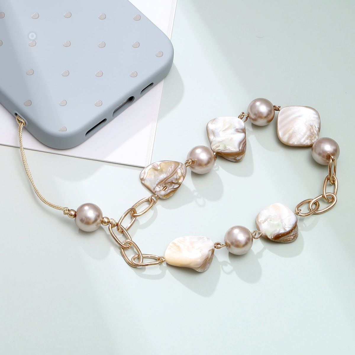 Casemania Universele Telefoonketting - Goudkleurige Schakels & Parelkralen - Polsbandje met Parels - Wristlet Charm Strap - Stevige Mobiele Armband