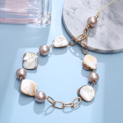 Casemania Universele Telefoonketting - Goudkleurige Schakels & Parelkralen - Polsbandje met Parels - Wristlet Charm Strap - Stevige Mobiele Armband