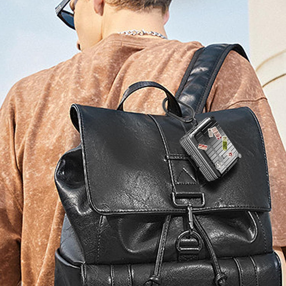 Apple AirPods Pro 2 / Pro Hoesje - Koffer Suit Case met Stickers - Zwart