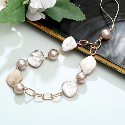 Casemania Universele Telefoonketting - Goudkleurige Schakels & Parelkralen - Polsbandje met Parels - Wristlet Charm Strap - Stevige Mobiele Armband