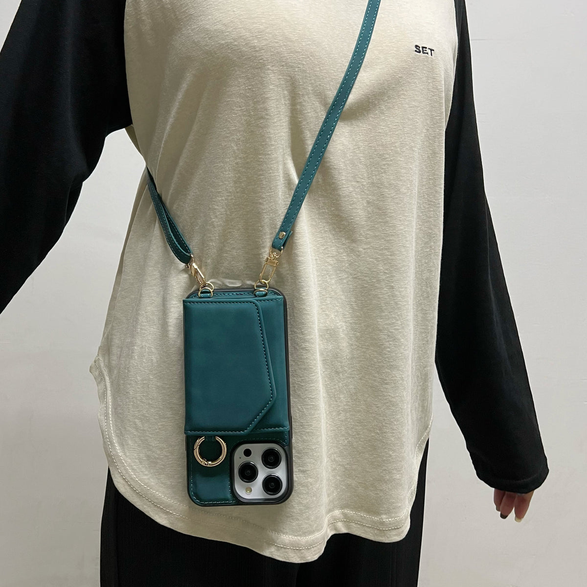 Apple iPhone 16 Pro Max Hülle - Emerald Green - Luxus-Klapphülle mit Kartenfach, Spiegel und Handykette