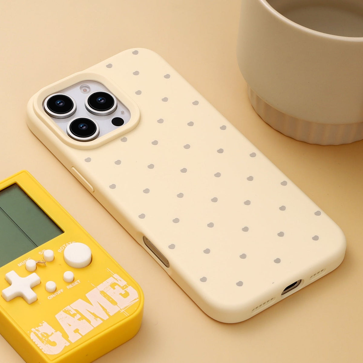 Apple iPhone 15 Pro Hoesje - Geel - Hartjes Back Cover