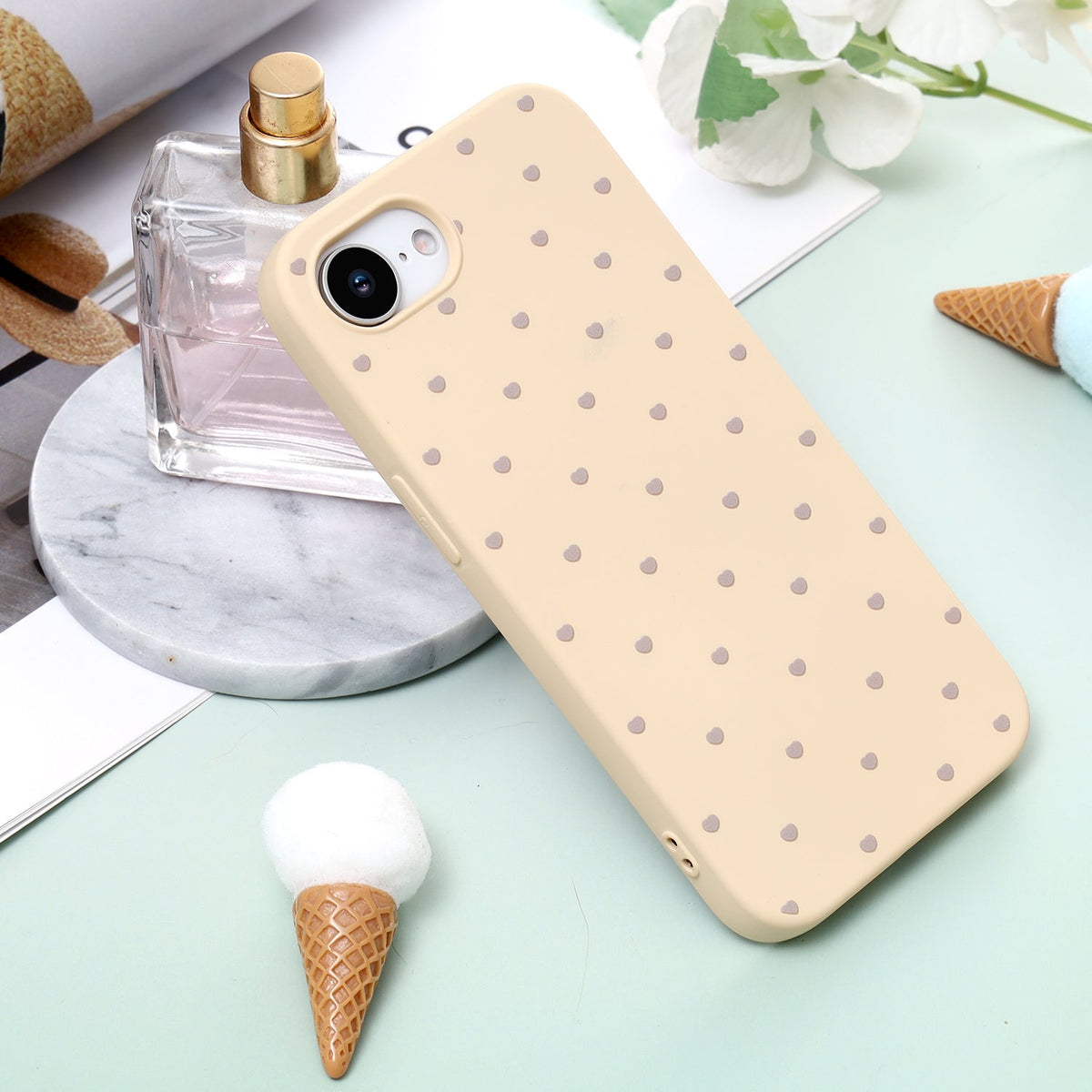Apple iPhone 17e Hoesje - Geel - Hartjes Back Cover