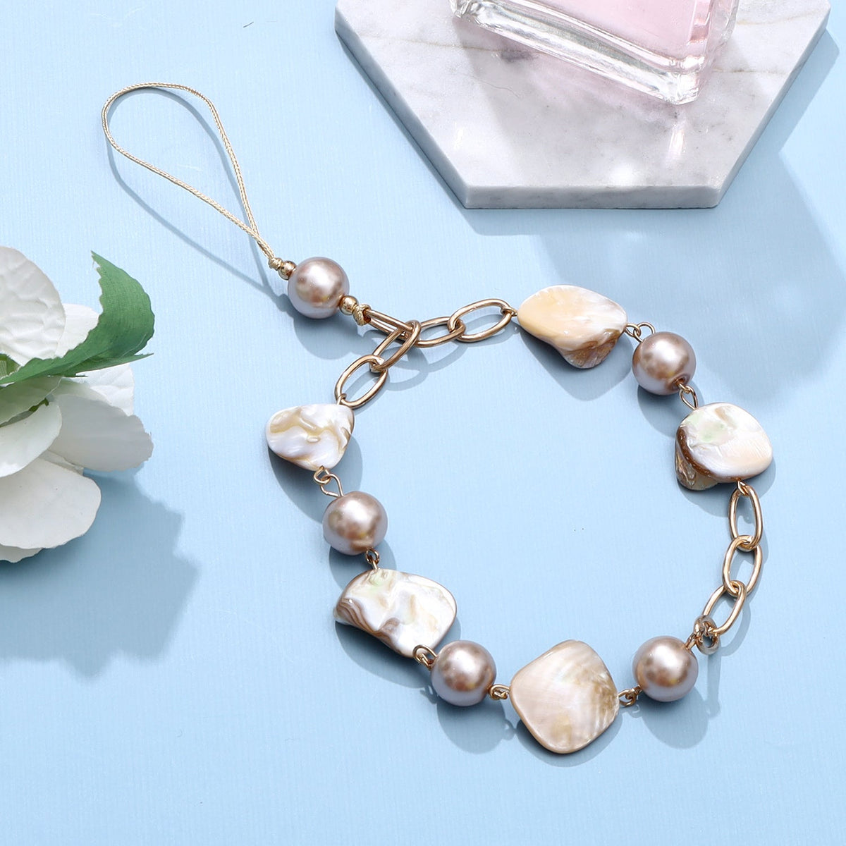 Casemania Universele Telefoonketting - Goudkleurige Schakels & Parelkralen - Polsbandje met Parels - Wristlet Charm Strap - Stevige Mobiele Armband